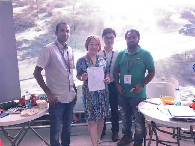 印度新德里广告展现场，酷游九州创始人龙平芳女士和客户朋友合影