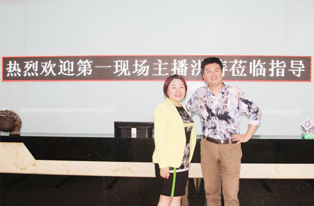 酷游九州创始人龙平芳女士和深圳电视台著名主持人宏涛先生合影