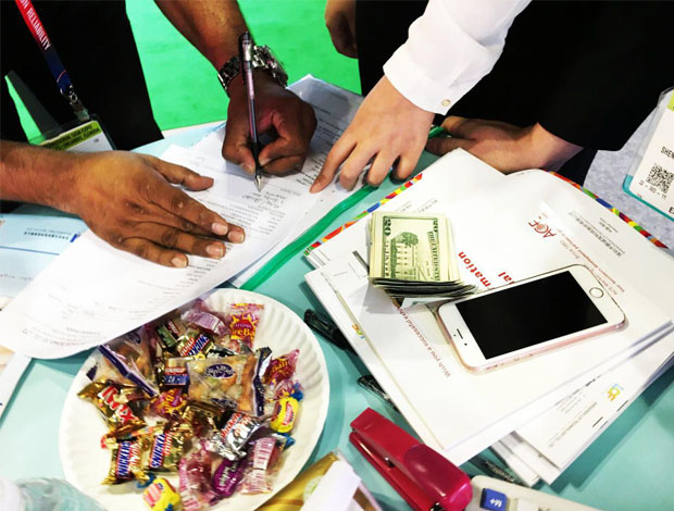 美国ISA广告标识展览会上酷游九州董事长黄青锋、外贸黄勇强、蒋园春、何巧玲与客户合影