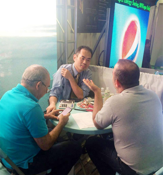 酷游九州董事长黄青锋和意向客户在交谈中