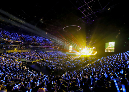 酷游九州LED透明屏闪耀伍佰ROCK STAR上海演唱会！